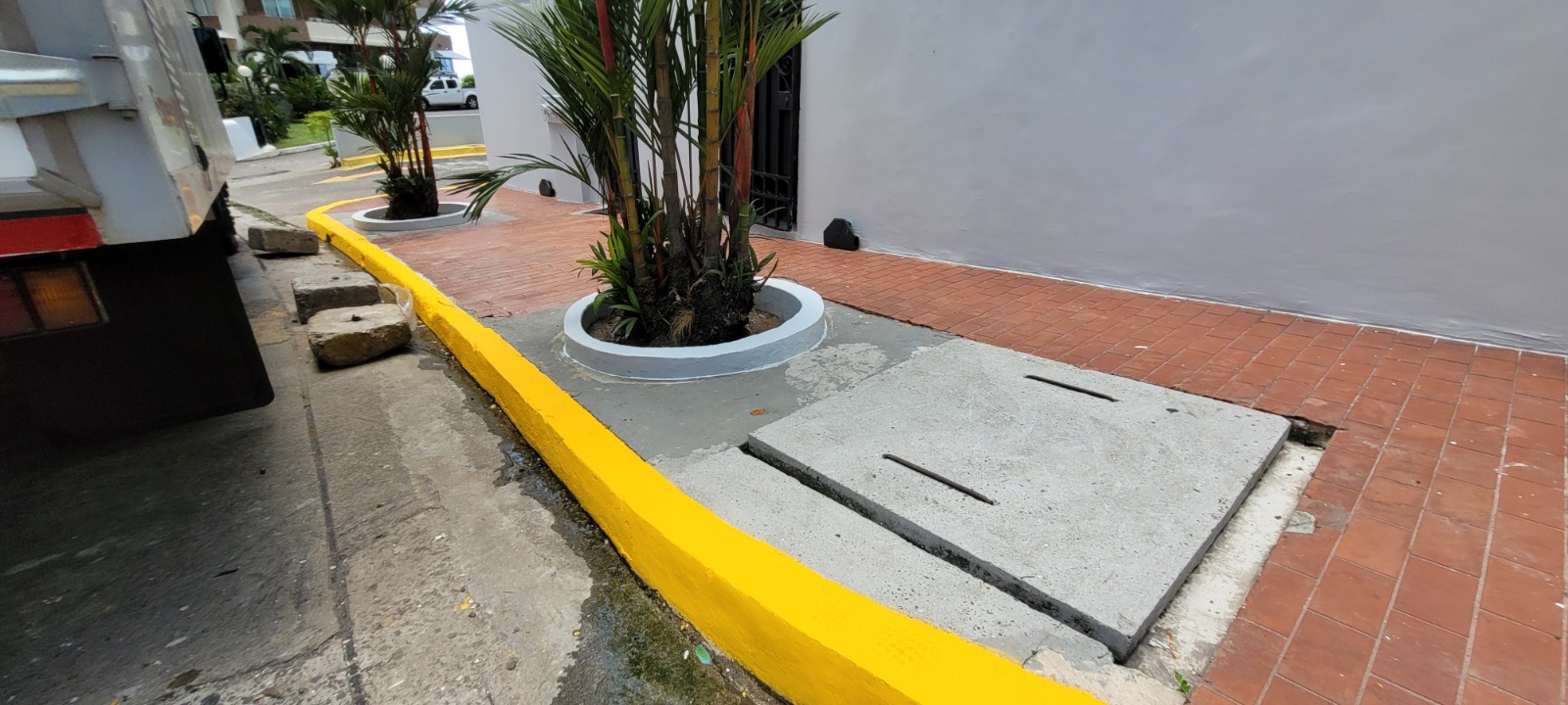 Mantenimiento de propiedades reconstruccion acera impermeabilizacion y sello tinaquera